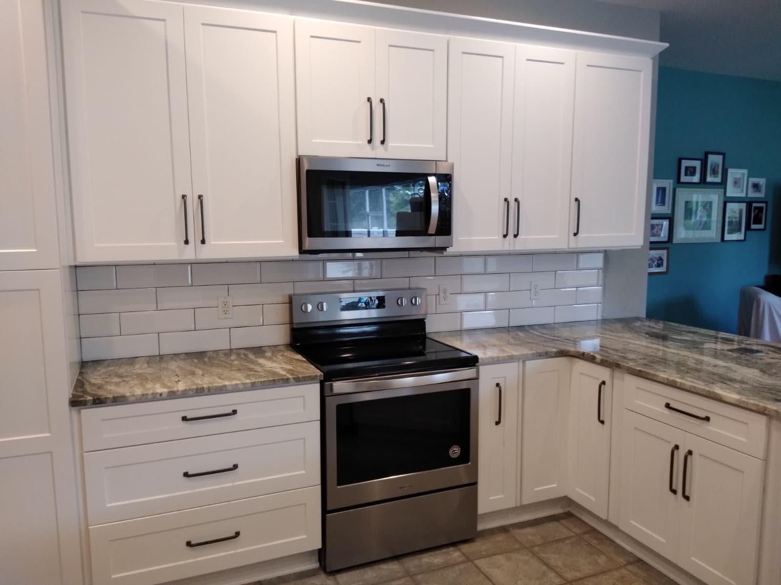 Cocina shaker blanca con granito Fantasy Brown — Remodelación de cocinas in Orlando, FL