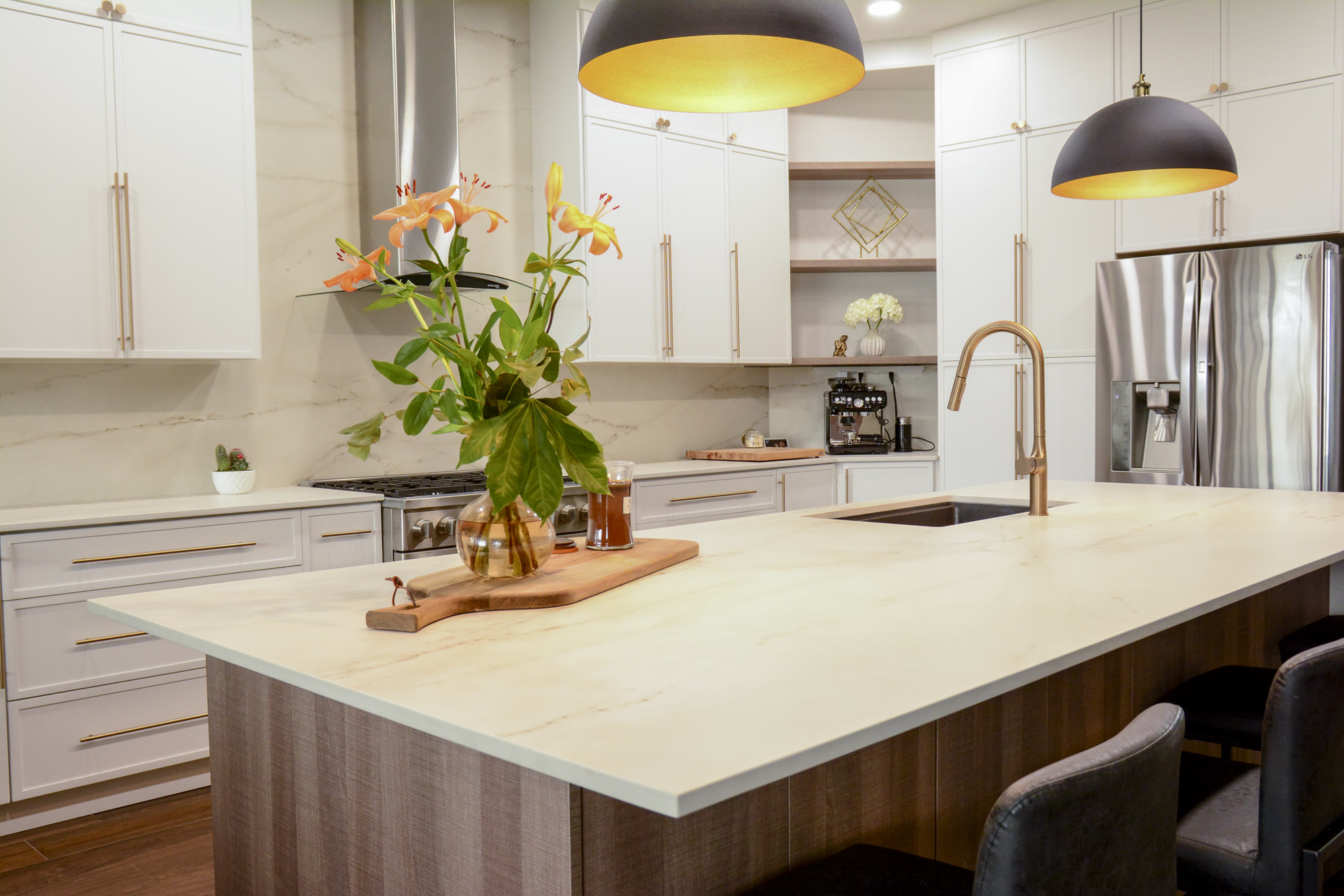 Cozinha com ilha waterfall — Reforma de cozinhas in Heathrow, FL (3)