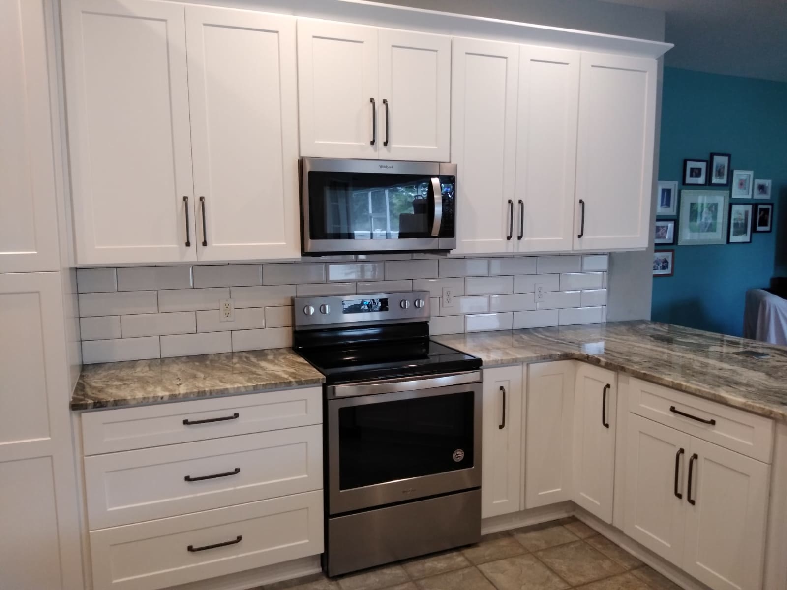 Cocina shaker blanca con granito Fantasy Brown — Remodelación de cocinas in Orlando, FL (1)