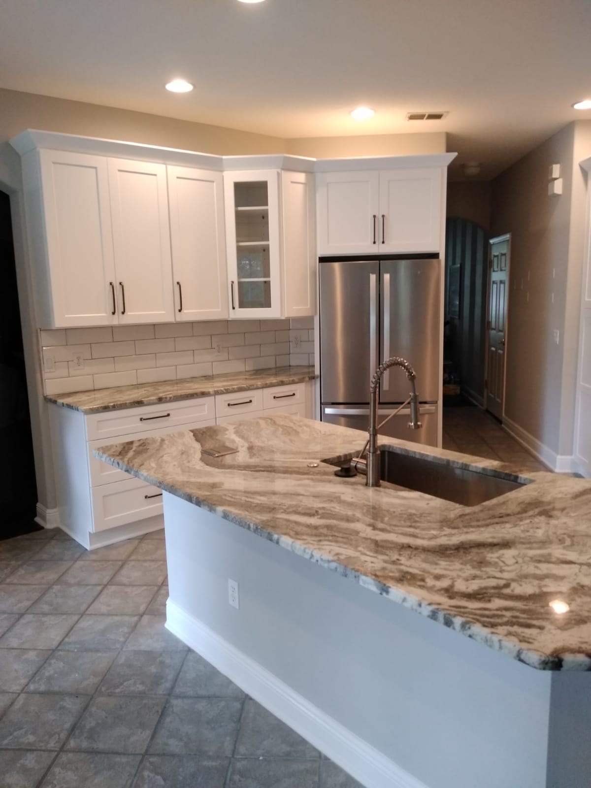 Cocina shaker blanca con granito Fantasy Brown — Remodelación de cocinas in Orlando, FL (4)