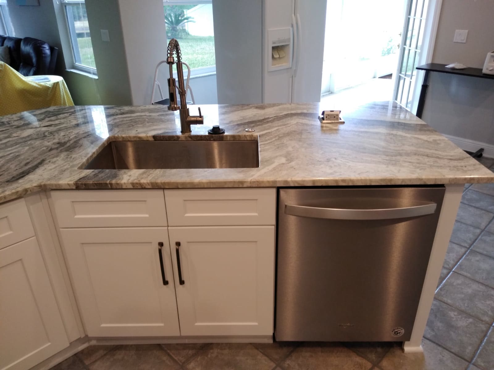 Cocina shaker blanca con granito Fantasy Brown — Remodelación de cocinas in Orlando, FL (2)
