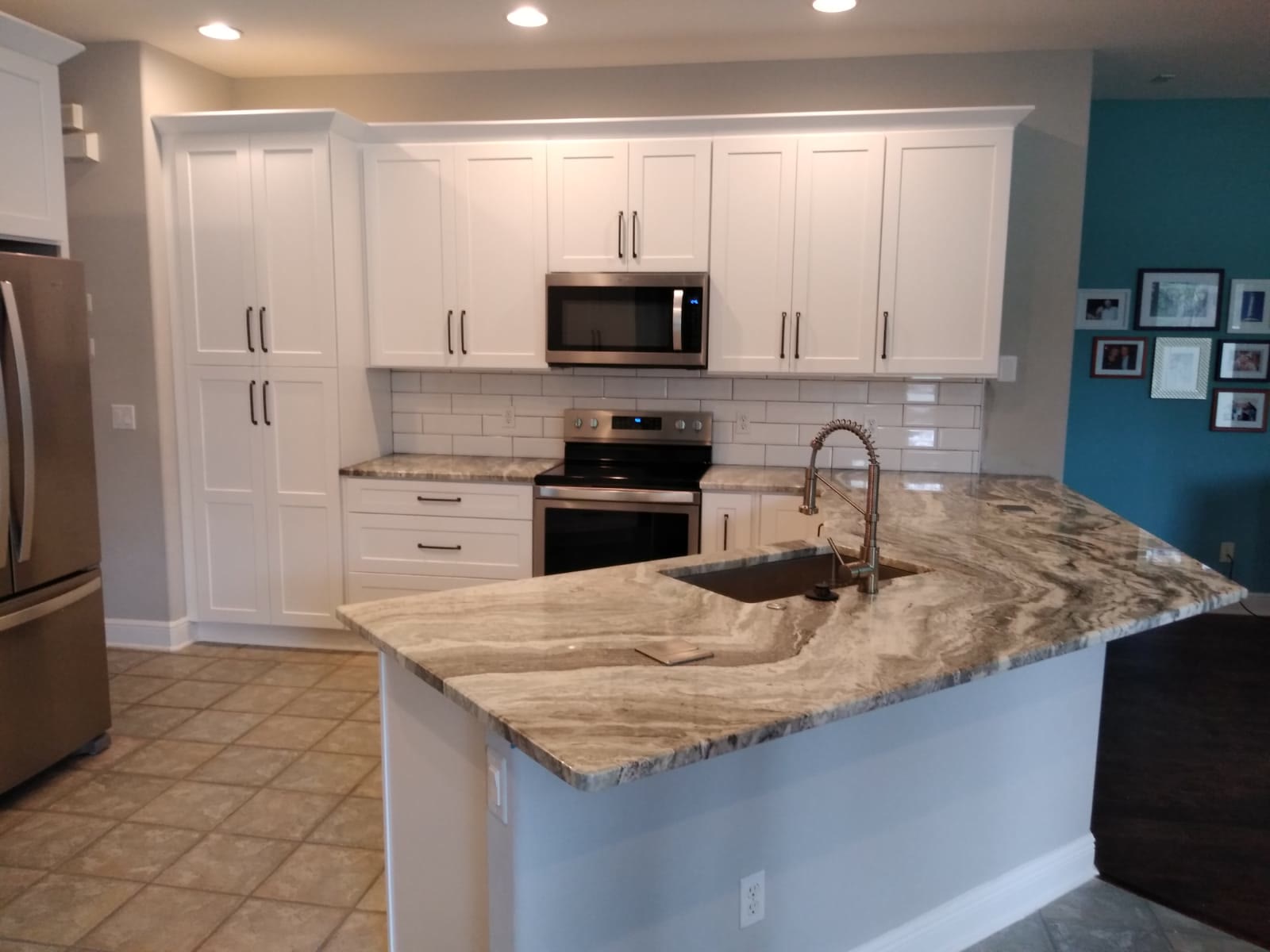 Cocina shaker blanca con granito Fantasy Brown — Remodelación de cocinas in Orlando, FL (3)